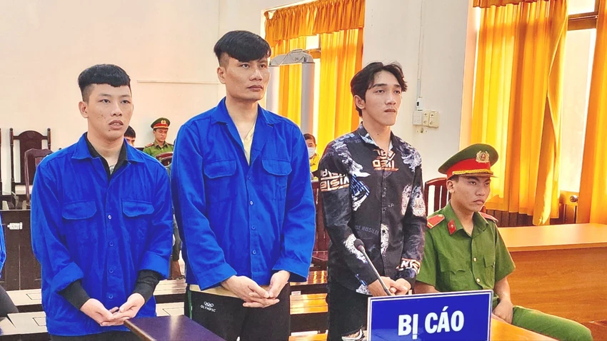 Các bị cáo Huỳnh Kim Gia Luật, Phạm Văn Sang và Nguyễn Văn Minh hầu toà vì đốt tàu cá ở Kiên Giang (từ trái qua). Ảnh: VĂN VŨ dot-kho-tau-cua-chu-kien-giang.jpg