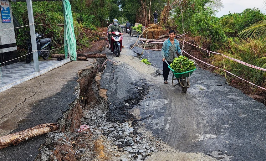 Người thu mua chuối trung chuyển bằng xe rùa qua đoạn đường sạt lở sat-lo-kien-giang-1.jpg