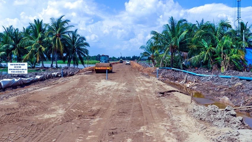 Cát biển làm vật liệu đắp nền đường tại đoạn tuyến hoàn trả ĐT.978 của dự án thành phần đoạn Hậu Giang - Cà Mau (thuộc dự án cao tốc Bắc - Nam phía Đông giai đoạn 2021-2025 đoạn Cần Thơ - Cà Mau). Ảnh: CHÂU ANH cat-san-lap-du-an-cao-toc.jpg
