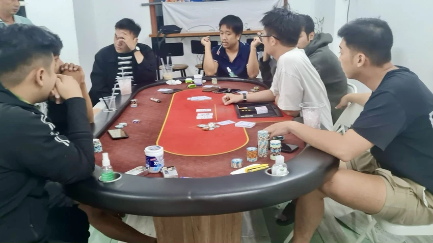 Nhóm người bị bắt quả tang đánh bài Poker ăn tiền do Lan và Long tổ chức. Ảnh: CACC danh-bai-poker.jpg