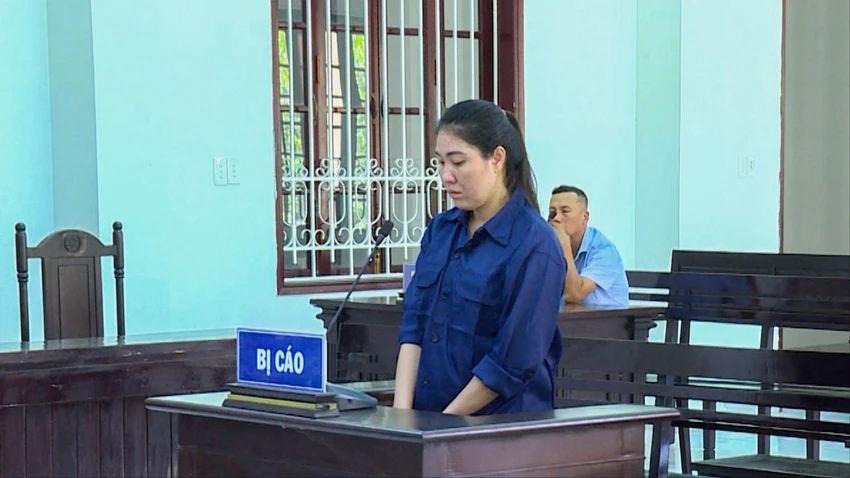 Bị cáo Nguyễn Thị Mỹ Xuyên bị phạt 13 năm tù vì lừa đảo chiếm đoạt tài sản hơn 2 tỉ đồng. Ảnh: HD Cựu công an xã ở tỉnh Vĩnh Long lừa đảo chiếm đoạt hơn 2 tỉ đồng