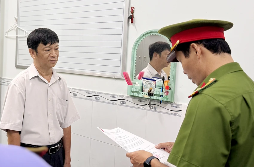 Công an tỉnh An Giang tống đạt các quyết định khởi tố bị can và lệnh cấm đi khỏi nơi cư trú đối với Liệt Lâm để điều tra về hành vi thiếu trách nhiệm để các công ty lừa đảo hơn 600 tỉ đồng của ngân hàng.Ảnh: CACC bị can Liệt Lâmbị khởi tố về hành vi thiếu trách nhiệm để các công ty lừa đảo hơn 600 tỉ đồng của ngân hàng