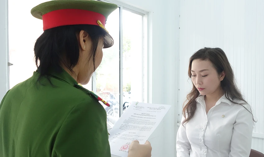 Các bị can Lâm, Triều, Nguyên cùng với Đan bị cáo buộc là đã thiếu trách nhiệm để các công ty lừa đảo hơn 600 tỉ đồng của ngân hàng lua-dao-hon-600-ti-van.jpg