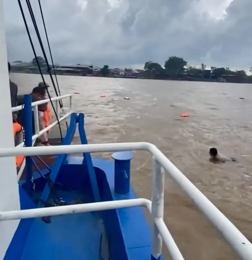 Một phà khác đã nhanh chóng ra vớt khách bị rơi xuống sông. Thót tim với cảnh tàu chở hàng va chạm phà chở khách trên sông Vàm Nao