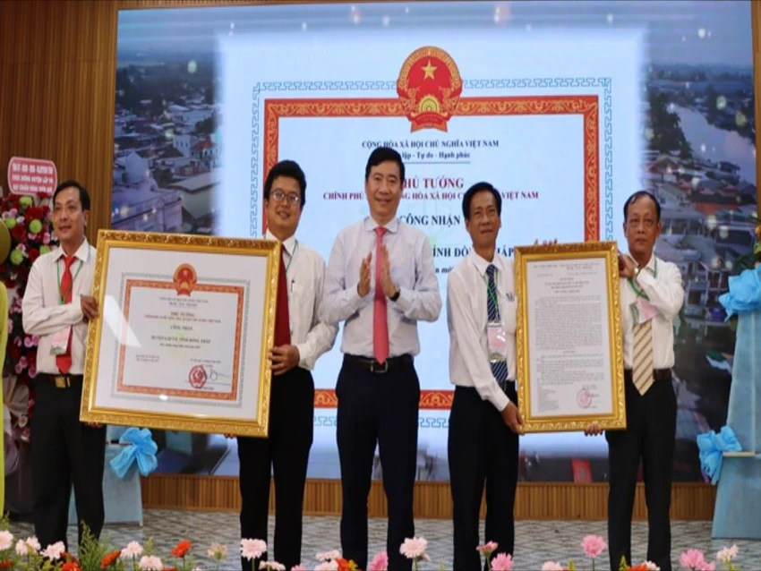 Thừa ủy quyền của Thủ tướng Chính phủ, ông Phạm Thiện Nghĩa trao bằng và quyết định của Thủ tướng Chính phủ công nhận huyện Lấp Vò đạt chuẩn nông thôn mới. Ảnh: Nguyệt Ánh Huyện lấp vò đạt chuẩn nông thôn mới.jpg