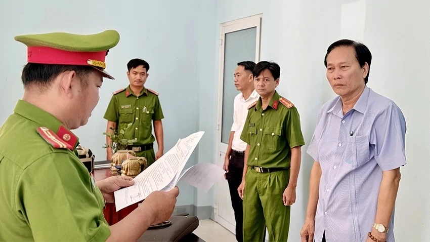 Công an thi hành lệnh bắt tạm giam ông Đào Văn Ngọc, cựu phó chủ tịch UBND TP Long Xuyên phó chủ tịch UBND TP Long Xuyên