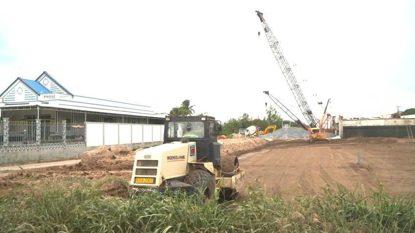 Dự án đầu tư xây dựng công trình đường bộ cao tốc Cao Lãnh - An Hữu giai đoạn 1 đoạn qua tỉnh Đồng Tháp. Ảnh: HẢI DƯƠNG cao-toc-cao-lanh-an-huu.jpg