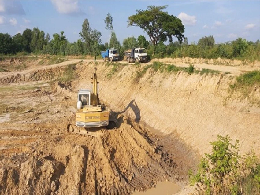 Một vụ khai thác đất mặt trái phép ở huyện Tân Hồng bị Công an phát hiện. Ảnh: CA khai thác đất đồng tháp