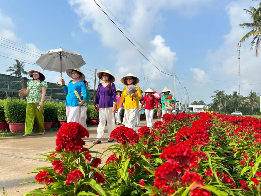 Du khách khắp nơi đổ về Chợ Lách tham quan chụp ảnh dịp Lễ hội Hoa - Kiểng Chợ Lách năm 2025 Hoa - Kiểng Chợ Lách