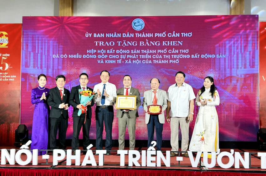 Ông Dương Tấn Hiển - Phó Chủ tịch Thường trực UBND TP Cần Thơ tặng Bằng khen cho Hiệp hội BĐS Cần Thơ. Ảnh: HD bat-dong-san-tp-can-tho.jpg