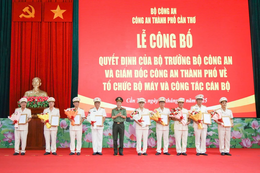 cong-an-tp-can-tho-trao-quyet-dinh-dieu-dong.jpg