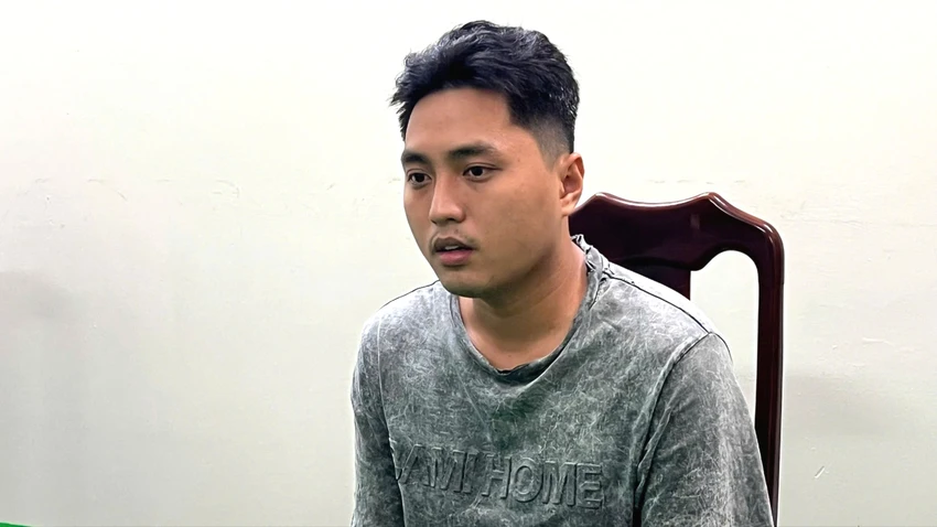 Qua phà không mua vé, Tuấn còn dùng dao chém nhân viên soát vé phà. chém nhân viên soát vé phà