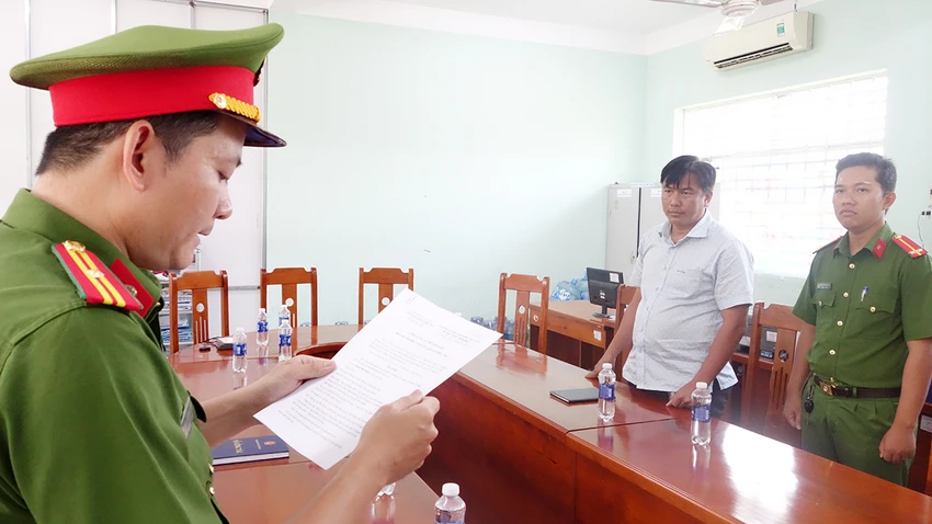 Công an tống đạt quyết định khởi tố bị can đối với Trần Phú Hào. trung tâm giáo dục nghề nghiệp
