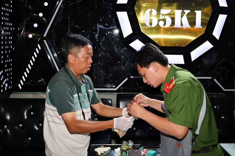 Lực lượng chức năng thu giữ tang vật liên quan. chu-quan-karaoke-ma-tuy-can-tho-3.JPG