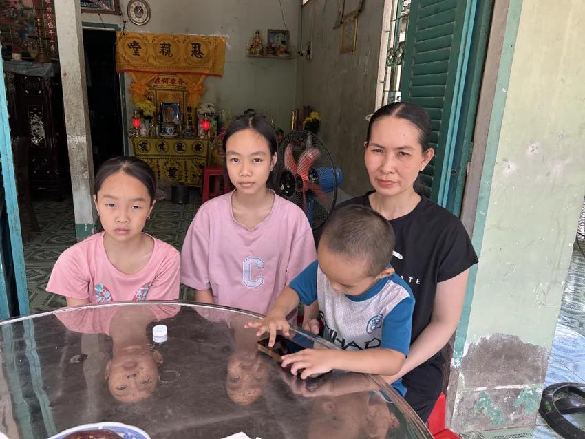 Sau sự ra đi của chồng và con gái, giờ chỉ còn 4 mẹ con bà Hiền nương tựa nhau vụ tai nạn giao thông ở vĩnh long