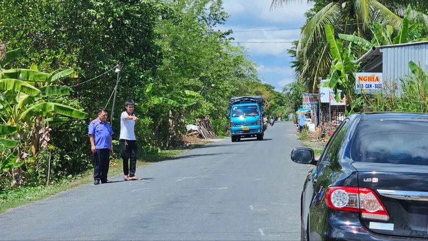 Điều tra viên Cục điều tra hình sự VKSND Tối cao kiểm tra, ghi nhận hiện trường vụ tai nạn giao thông ở Vĩnh Long vụ tai nạn giao thông ở vĩnh long