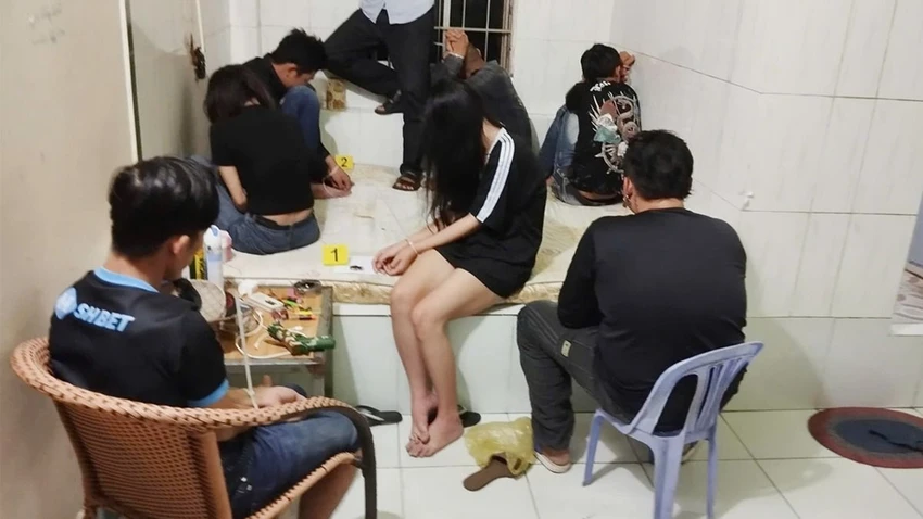 Các nam, nữ bị bắt quả tang đang bay lắc trong phòng trọ bắt quả tang,ma tuý