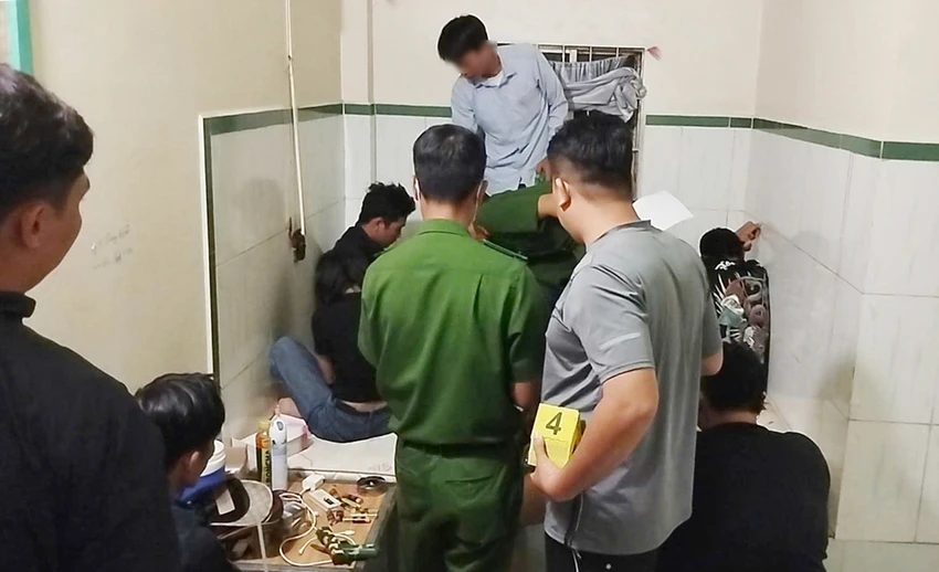 Lực lượng chức năng khám nghiệm hiện trường. bat-qua-tang-ma-tuy-an-giang.jpg