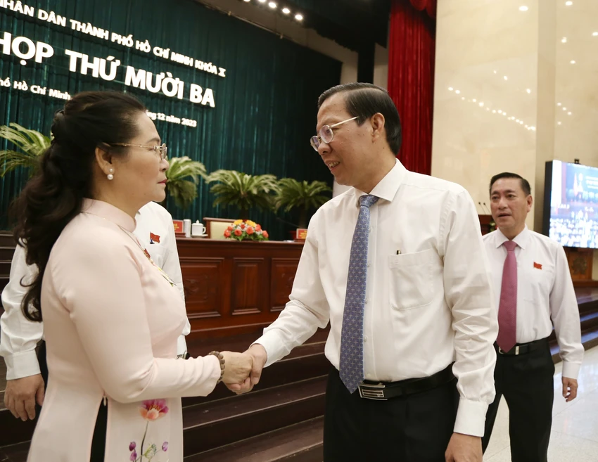 Lãnh đạo TP.HCM trao đổi trước kỳ họp. Ảnh: HOÀNG GIANG TP.HCM chọn chủ đề năm 2024: Thực hiện hiệu quả Chuyển đổi số và Nghị quyết 98-chu-de-nam-2024
