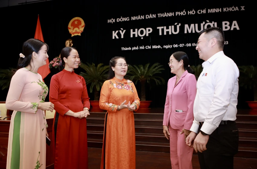 Các đại biểu HĐND TP.HCM trao đổi sau khi kết thúc phiên chất vấn. Ảnh: NGUYỆT NHI Ông Lê Trương Hải Hiếu chất vấn Chủ tịch quận 12 về lãng phí đất công-db-le-truong-hai-hieu-chat-van-quan-12