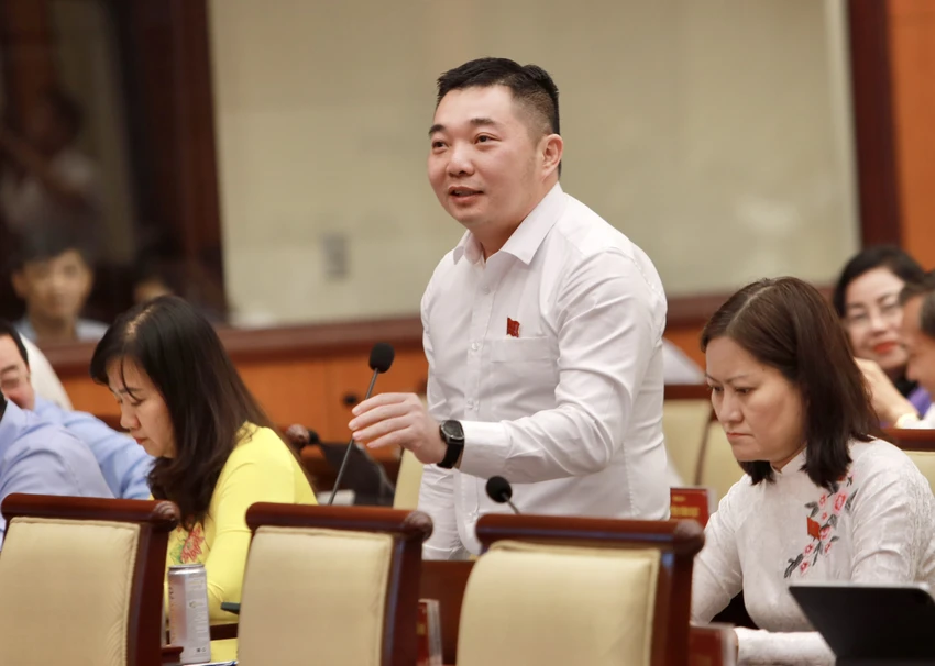 Đại biểu Lê Trương Hải Hiếu chất vấn Chủ tịch UBND quận 12. Ảnh: NGUYỆT NHI Ông Lê Trương Hải Hiếu chất vấn Chủ tịch quận 12 về lãng phí đất công-db-le-truong-hai-hieu-chat-van-quan-12