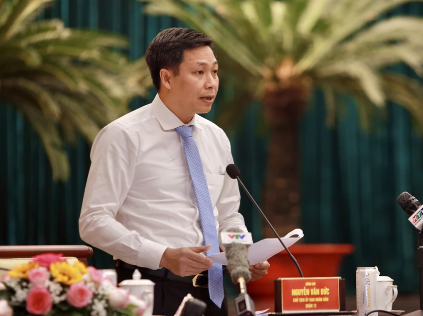 Chủ tịch UBND quận 12 Nguyễn Văn Đức trả lời chất vấn sáng 7-12. Ảnh: NGUYỆT NHI Ông Lê Trương Hải Hiếu chất vấn Chủ tịch quận 12 về lãng phí đất công-db-le-truong-hai-hieu-chat-van-quan-12