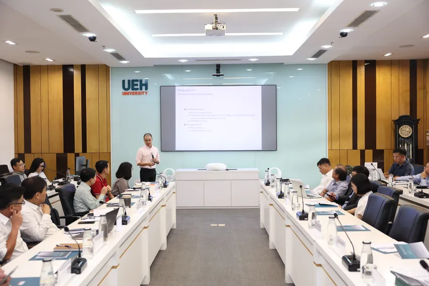 TS Hồ Hoàng Anh, Đại học Kinh tế TP.HCM, chủ biên của báo cáo đang phát biểu tại tọa đàm. Ảnh: UEH Kinh tế TP.HCM sẽ phục hồi, có thể đạt GRDP 8% năm 2024-toa-dam-kinh-te-tphcm