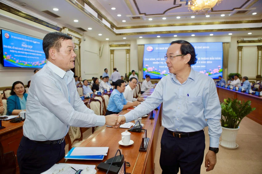 Bí thư Thành uỷ TP.HCM Nguyễn Văn Nên trao đổi với đại biểu. Ảnh: NGUYỆT NHI van-thinh-phat-2.jpg