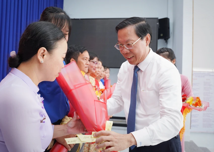 Chủ tịch UBND TP.HCM Phan Văn Mãi tặng hoa chúc mừng ban điều hành khu phố, ấp mới ở xã An Thới Đông, huyện Cần Giờ. Ảnh: THUẬN VĂN Sau sắp xếp khu phố, ấp, người dân TP.HCM có cần trình giấy tờ chứng minh?-sap-xep-khu-pho-ap