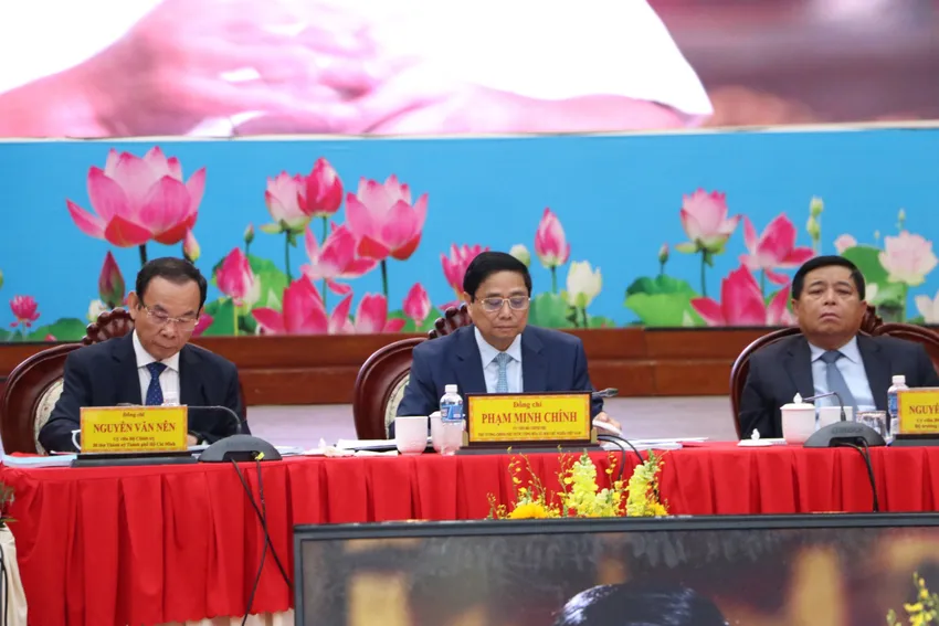 Thủ tướng đề nghị bộ, ngành phải chủ động suy nghĩ đột phá, không để địa phương xin xỏ. Ảnh: VÕ TÙNG thu-tuong-4.jpg