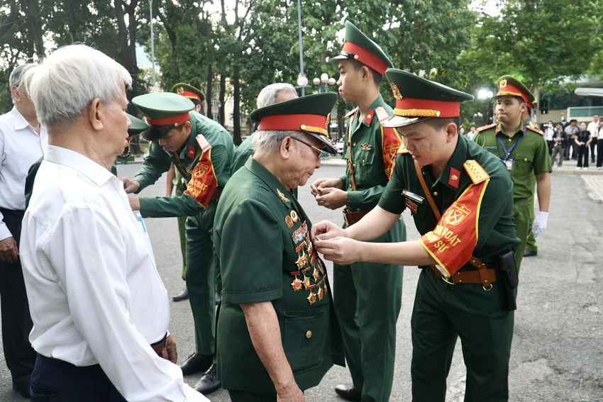 Rất đông các đoàn lãnh đạo, cơ quan, đơn vị, lực lượng vũ trang, đoàn viên... đến viếng. Ảnh: BẢO PHƯƠNG tong-bi-thu-nguyen-phu-trong-3.jpg
