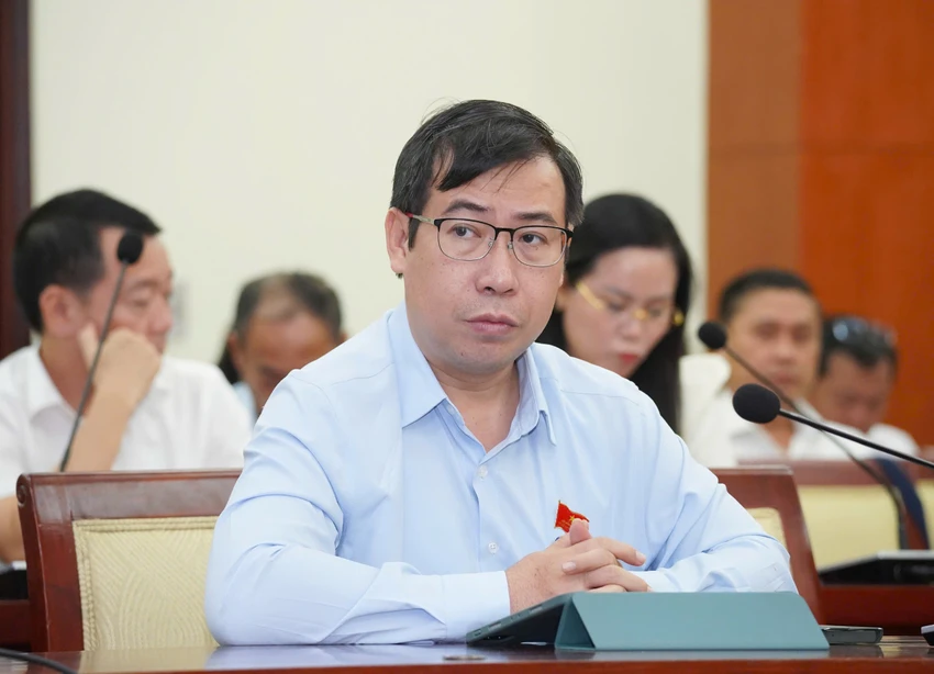 ĐB Lê Minh Đức nêu hàng loạt dự án giao thông chậm tiến độ gây lãng phí nguồn lực. Ảnh: THUẬN VĂN 'Phải đợi 15 phút mới băng qua được đường tử thần Nguyễn Duy Trinh'