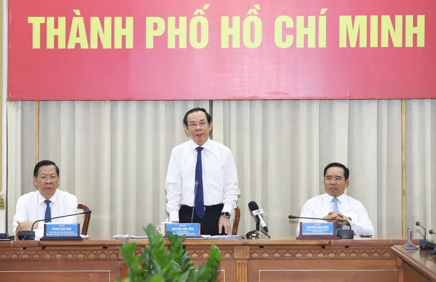 Bí thư Thành ủy TP.HCM phát biểu giao nhiệm vụ cho từng cán bộ. Ảnh: HÀ THƯ trao-quyet-dinh-can-bo-chu-chot-3.jpg