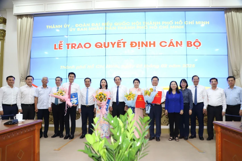 Lãnh đạo TP.HCM chụp ảnh cùng các cán bộ mới nhận nhiệm vụ. Ảnh: HÀ THƯ trao-quyet-dinh-can-bo-chu-chot-4.jpg