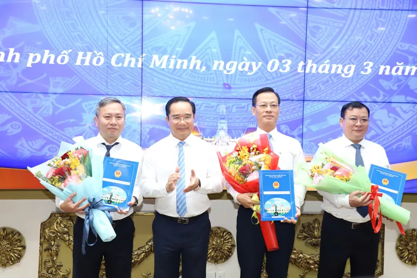 Chủ tịch UBND TP.HCM Nguyễn Văn Được trao quyết định cho lãnh đạo Ban Quản lý dự án đầu tư xây dựng hạ tầng đô thị TP.HCM. Ảnh: HÀ THƯ ban-quan-ly-2.jpg