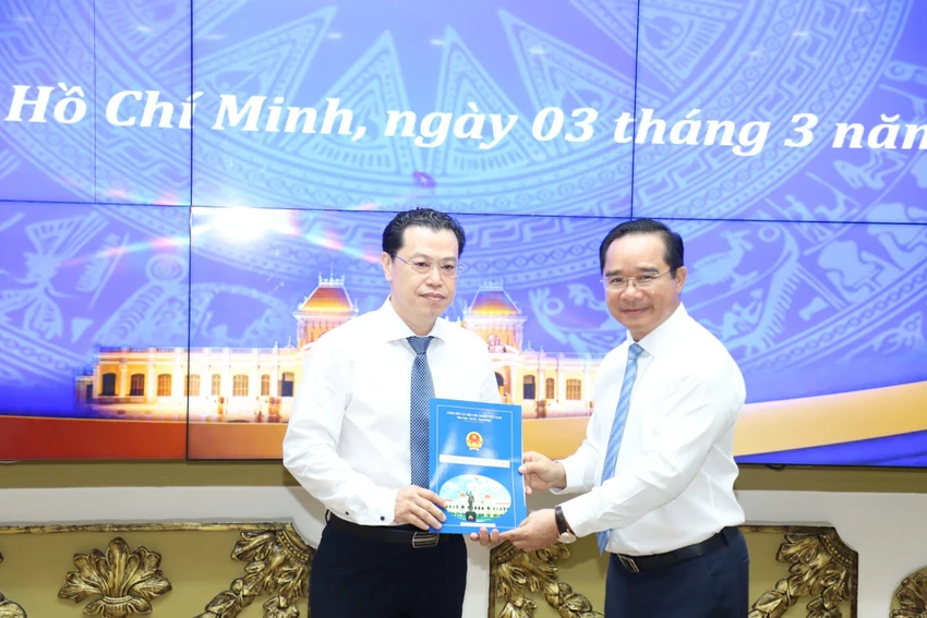 Ông Trần Bạch Ngọc làm Phó Chủ tịch UBND quận Phú Nhuận. Ảnh: HÀ THƯ ban-quan-ly-5.jpg