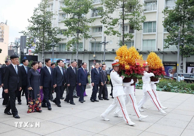 Tổng Bí thư Tô Lâm cùng lãnh đạo, nguyên lãnh đạo Đảng, Nhà nước dâng hoa tưởng nhớ Chủ tịch Hồ Chí Minh tại Công viên Tượng đài Chủ tịch Hồ chí Minh. Ảnh: TTXVN tong-bi-thu-to-lam-1.jpg