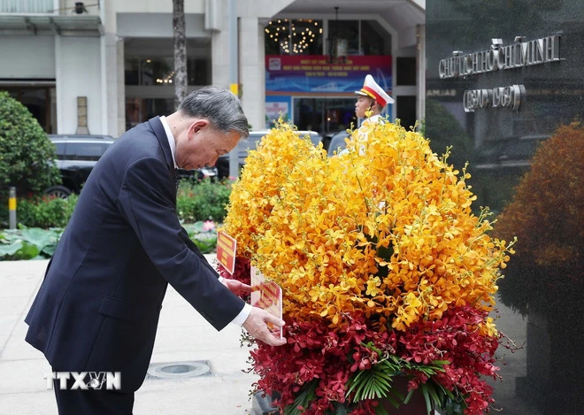 Tổng Bí thư Tô Lâm dâng hoa tưởng nhớ Chủ tịch Hồ Chí Minh tại Công viên Tượng đài Chủ tịch Hồ Chí Minh. Ảnh: TTXVN Tổng Bí thư Tô Lâm và lãnh đạo Đảng, Nhà nước dâng hương, dâng hoa tưởng nhớ Chủ tịch Hồ Chí Minh-tong-bi-thu-to-lam-3.jpg