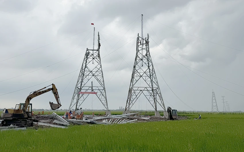 Công ty Truyền tải điện 1 tham gia dựng cột vị trí 17 Dự án đường dây 500kV NMNĐ Nam Định I – Thanh Hóa. EVNNPT huy động nhân lực ba miền, tăng tốc dựng cột, kéo dây Dự án đường dây 500kV mạch 3