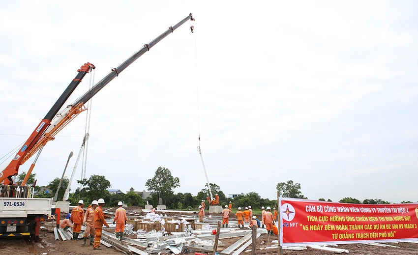 Công ty Truyền tải điện 4 tham gia dựng cột vị trí 190A Dự án đường dây 500kV NMNĐ Nam Định I – Phố Nối. EVNNPT huy động nhân lực ba miền, tăng tốc dựng cột, kéo dây Dự án đường dây 500kV mạch 3