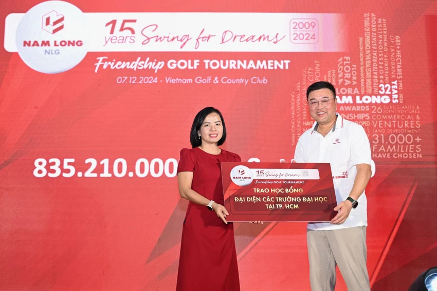 Ông Lucas Loh - Tổng Giám đốc Tập đoàn Nam Long trao biểu trưng học bổng cho Đại diện các trường Đại học tại TP. HCM Chương trình học bổng Swing for Dreams lần thứ 15 đóng góp hơn 800 triệu đồng cho sinh viên nghèo vượt khó