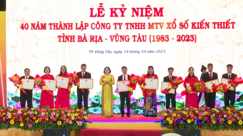 Tỉnh tặng bằng khen cho các cá nhân của công ty. Ảnh: KN cong-ty-Xo-So-Ba-Ria-Vung-Tau.jpg