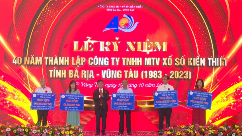 Công ty trao tặng số tiền hơn 4 tỉ đồng để chung tay cùng các quỹ của hội, tổ chức, đơn vị trên thực hiện công tác an sinh xã hội, hoạt động từ thiện trên địa bàn tỉnh. Ảnh: KN cong-ty-Xo-So-Ba-Ria-Vung-Tauh2.jpg