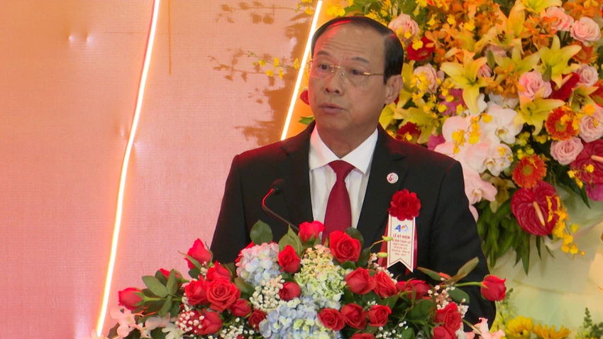 Ông Nguyễn Văn Thọ, Chủ tịch UBND tỉnh Bà Rịa-Vũng Tàu chúc mừng công ty nhân kỷ niệm 40 năm ngày thành lập. Ảnh: KN Ong-Nguyen-Van-Tho.jpg