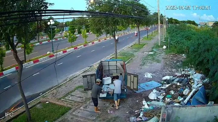 Camera an ninh ghi lại cảnh tài xế xe tải đổ rác thải bên đường 2 Tháng 9, Vũng Tàu. Ảnh chụp lại: TK avatar-of-video-1878233.png