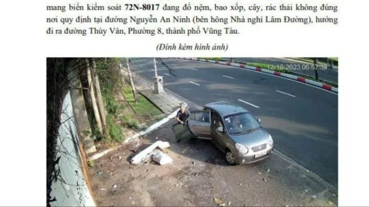 Thông báo tìm chủ xe đổ rác không đúng nơi quy định. Ảnh chụp lại: TK Do-rac-bay-ben-duong.jpg