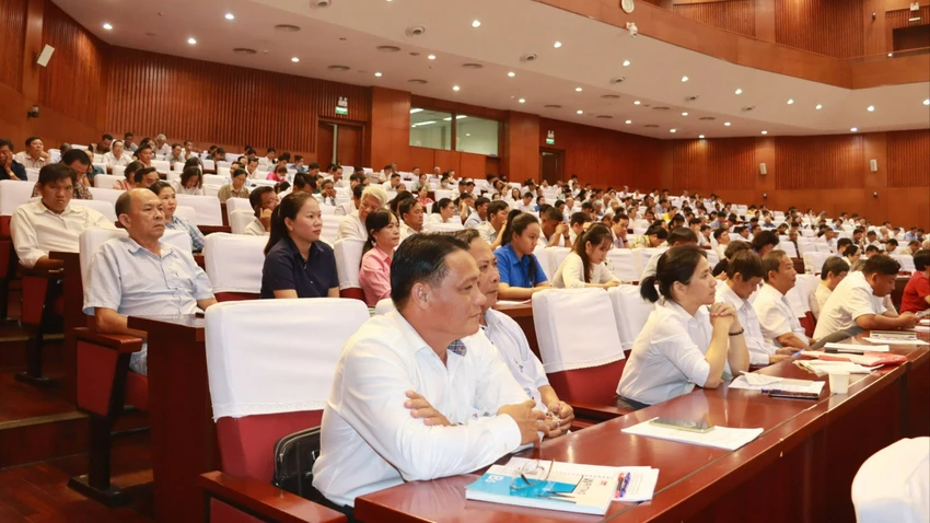 Các đại biểu dự hội nghị được nghe dự thảo phương án sắp xếp ĐVHC của tỉnh Bà Rịa- Vũng Tàu giai đoạn 2023-2025 và hướng dẫn việc lấy ý kiến cử tri. Ảnh: BT Hoi-nghi-tap-huan.jpg