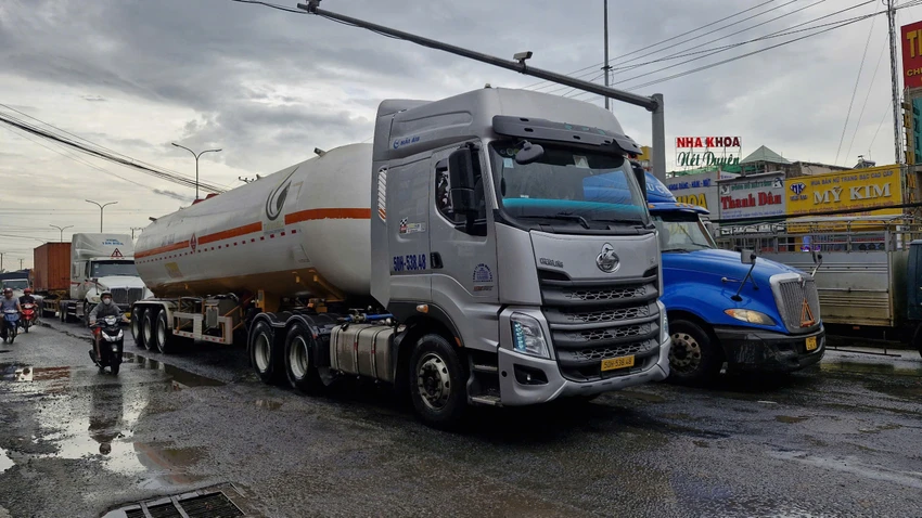 Cục Đường bộ Việt Nam đề nghị Bộ GTVT xem xét công bố tình huống khẩn cấp về thiên tai ảnh hưởng đợt mưa kéo dài vừa qua để sửa mặt đường Quốc lộ 51. Ảnh: KN Quoc-lo-51-h2.jpg