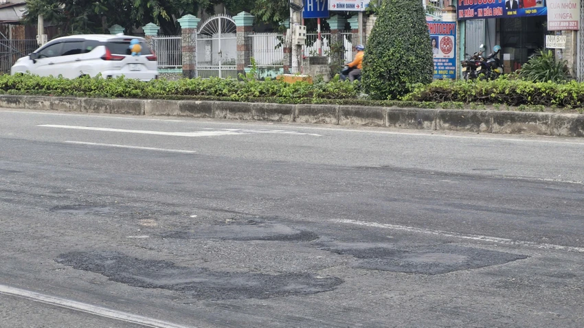 Các ổ gà trên Quốc lộ 51 được dặm vá tạm thời. Ảnh: TK Quoc-lo-51-h5.jpg
