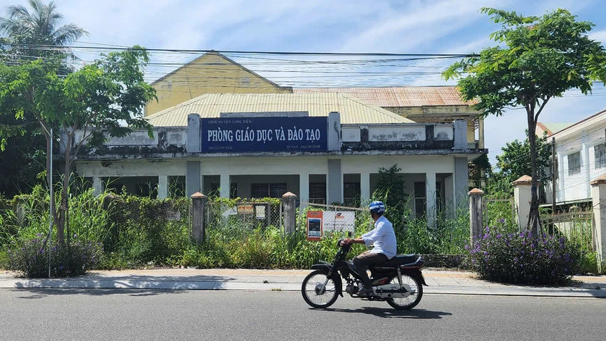 Phòng GD&ĐT huyện Long Điền cũ nằm ở vị trí đẹp nhưng để không đã nhiều năm dự kiến giao cho Trung tâm Phát triển quỹ đất tỉnh quản lý, khai thác. Ảnh: TK cho-thue-quy-dat-cong-h2.jpg